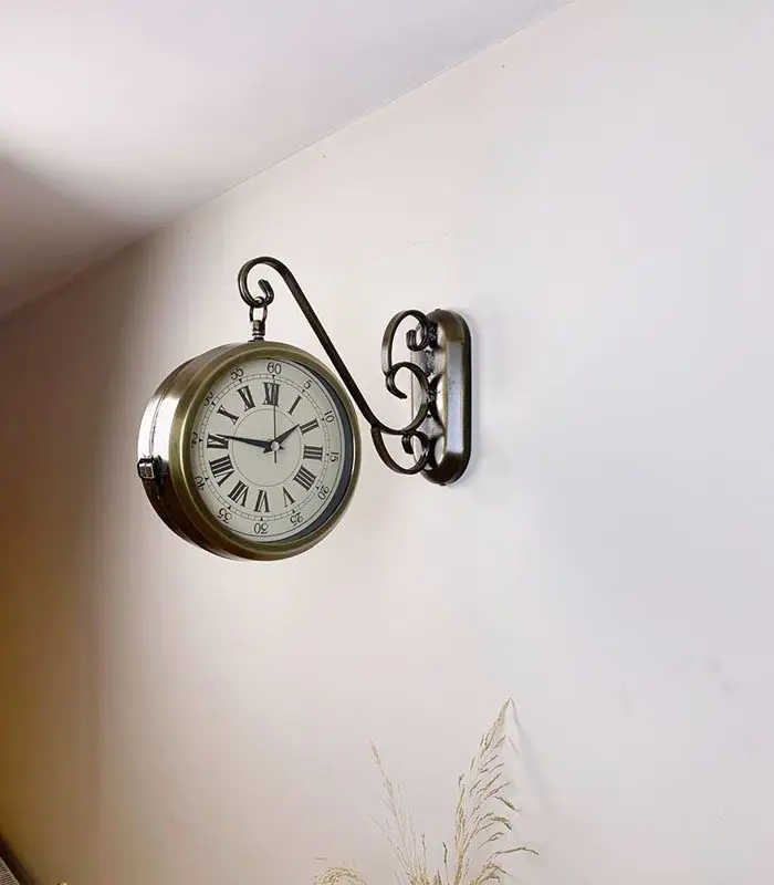 Eksitme istasyon duvar saati