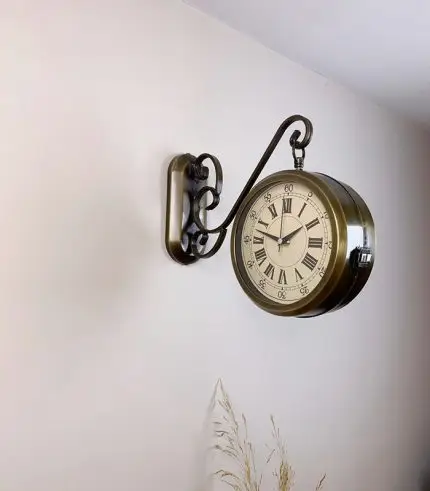 Eksitme istasyon duvar saati