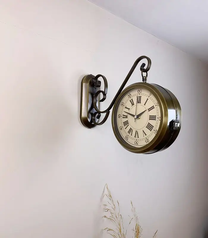 Eksitme istasyon duvar saati