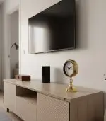 altın renk metal masa saati